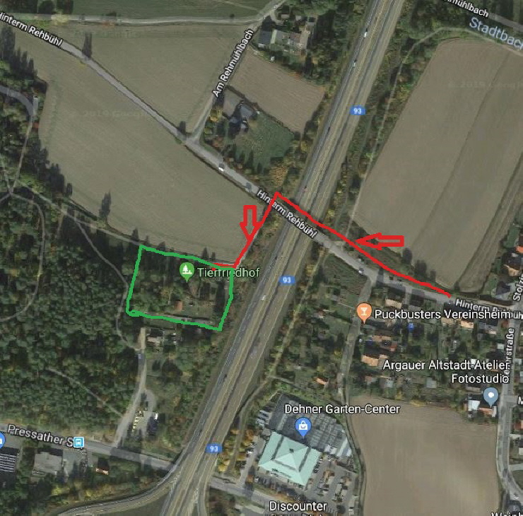 Autobahnausfahrt Weiden-West  / Auf der Straße "Hinterm Rehbühl" stadtauswärts fahren, neben der Autobahn links 100 m hoch fahren.